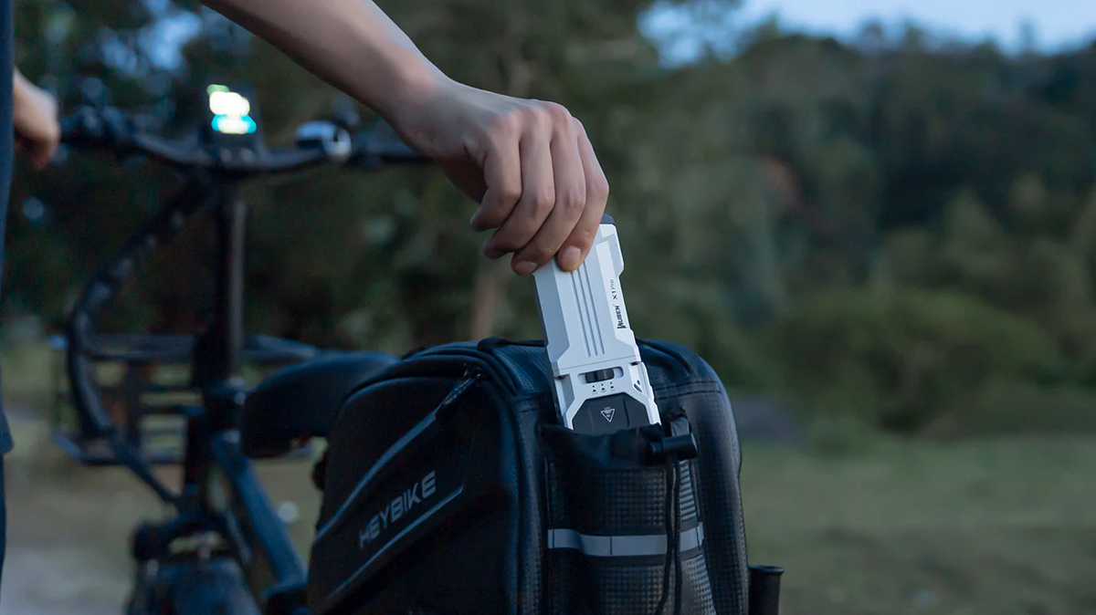 Linterna EDC recargable Wuben X1Pro de 12300 lúmenes con batería externa y clip.