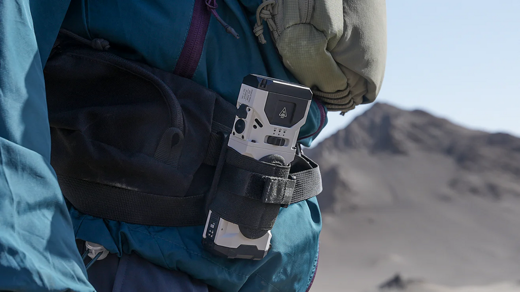 Linterna EDC recargable Wuben X1Pro de 12300 lúmenes con batería externa y clip.