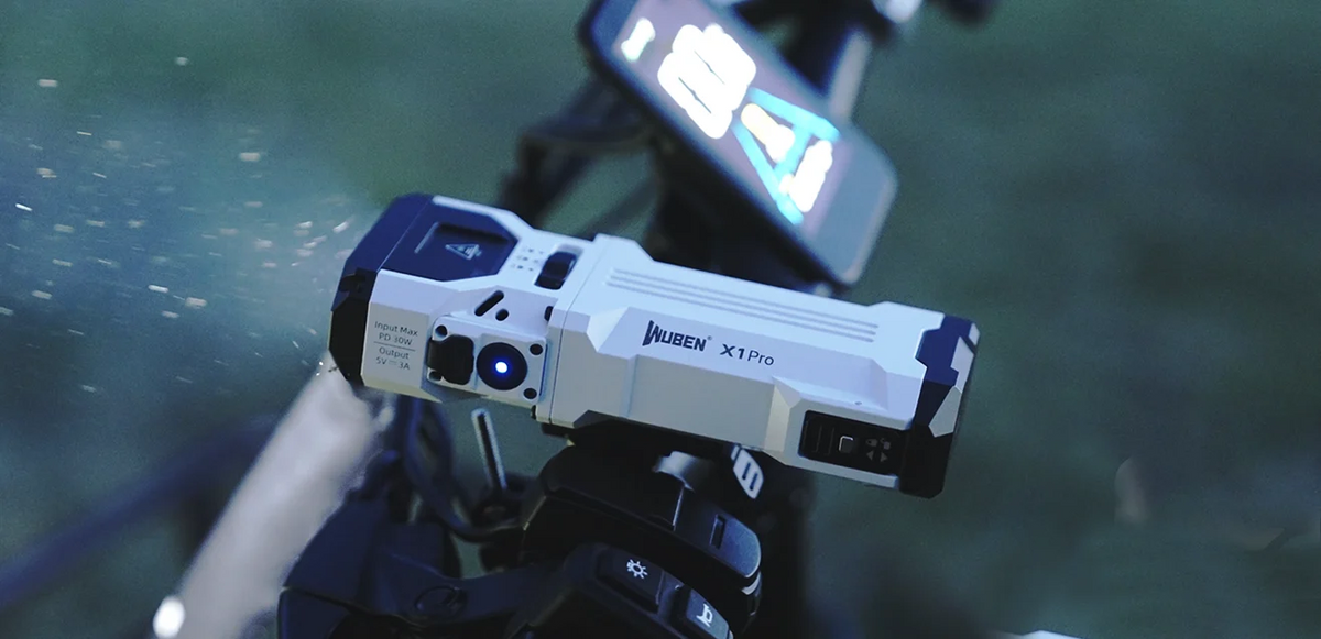 Linterna EDC recargable Wuben X1Pro de 12300 lúmenes con batería externa y clip.