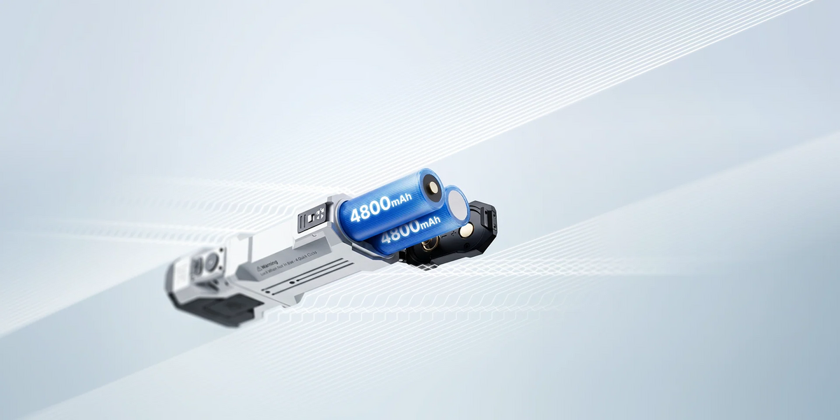 Linterna EDC recargable Wuben X1Pro de 12300 lúmenes con batería externa y clip.