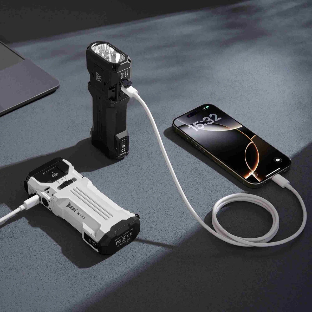 Linterna EDC recargable Wuben X1Pro de 12300 lúmenes con batería externa y clip.